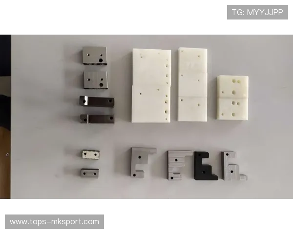 多特持续通过移动拉开对方阵型,布兰特创造空间